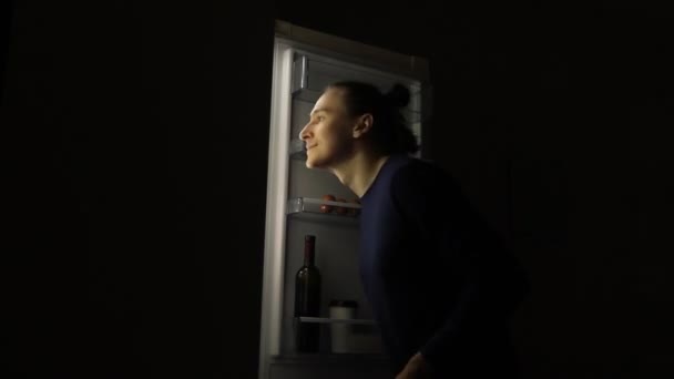 Hombre Hambriento Con Trastorno Alimenticio Mirando Refrigerador Tomando Comida Por — Vídeos de Stock