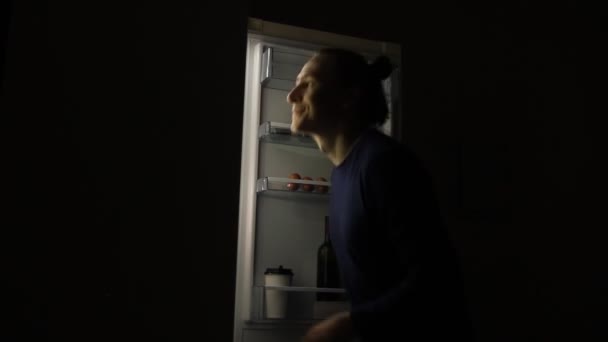 Hungrig Man Med Ätstörningar Tittar Kyl Och Äter Natten Begreppet — Stockvideo