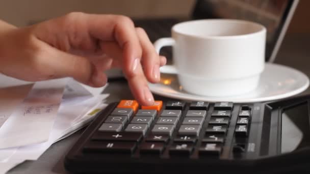 Close Van Vrouwelijke Accountant Bankier Maken Van Berekeningen Huis Financiën — Stockvideo