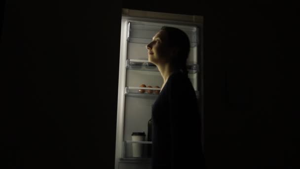 Mujer Hambrienta Con Trastorno Alimenticio Mirando Refrigerador Tomando Comida Por — Vídeos de Stock