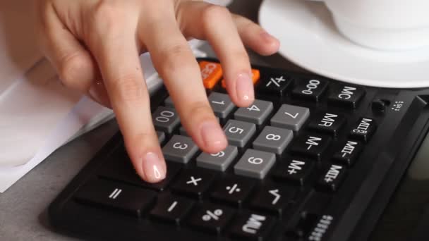 Gros plan d'une femme comptable ou banquière faisant des calculs. Finances résidentielles, investissement, économie, épargne ou concept d'assurance. Les mains en gros plan .