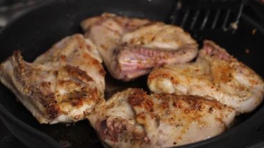 Şef mutfakta tavada taze çiğ tavuk pişiriyor. Lezzetli besleyici organik beslenme tavuğu