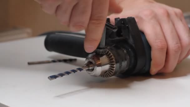 Primer Plano Hombre Joven Está Preparando Taladro Eléctrico Cambio Broca — Vídeo de stock