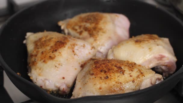 Koch Kocht Ein Frisches Rohes Huhn Der Pfanne Der Küche — Stockvideo