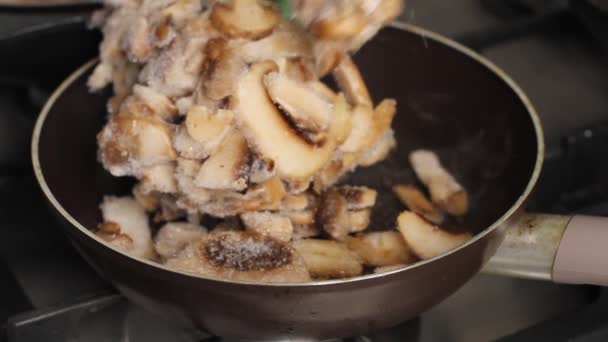 Paddenstoelen Worden Gekookt Een Koekenpan Keuken Heerlijke Schotel Olijfolie Saus — Stockvideo