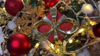 Yılbaşı hediyesi. Noel ruhu, tatiller ve kutlama konsepti. Aile için hediyeler..