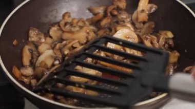 Mutfakta kızartma tavasında pişirilen mantarlar zeytinyağı ve sosta lezzetli yemekler.