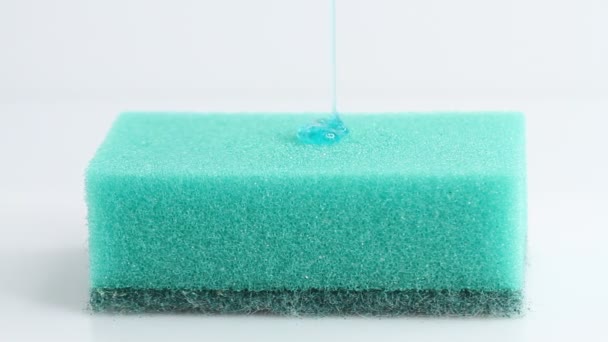 Prato Azul Gel Líquido Lavagem Está Derramando Esponja Verde Fundo — Vídeo de Stock