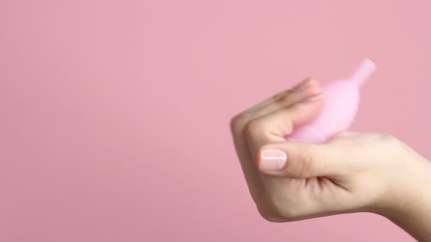 Nahaufnahme Einer Jungen Frau Die Eine Wiederverwendbare Rosa Silikon Menstruationstasse — Stockvideo