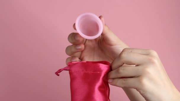 Nahaufnahme Einer Jungen Frau Die Eine Wiederverwendbare Rosa Silikon Menstruationstasse — Stockvideo