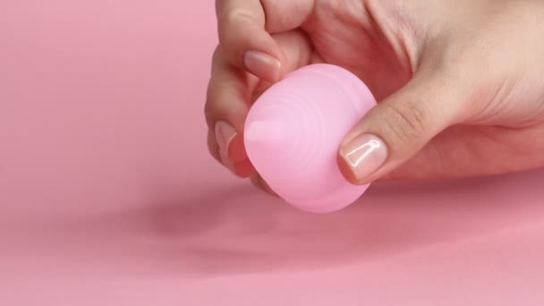 Close Uma Jovem Mulher Mãos Segurando Copo Menstrual Silicone Rosa — Vídeo de Stock