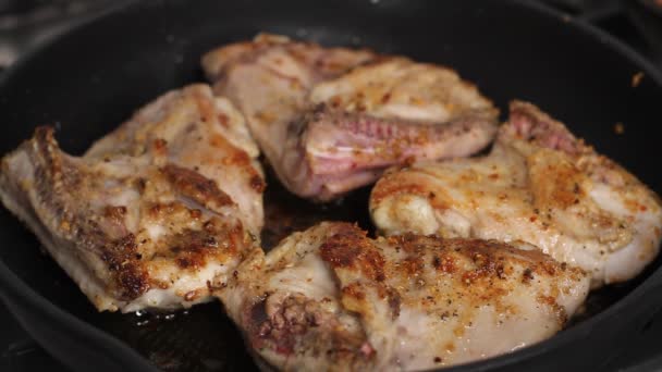Koch Kocht Ein Frisches Rohes Huhn Der Pfanne Der Küche — Stockvideo