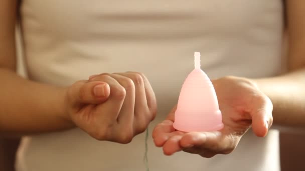 Beyaz Tişörtlü Genç Bir Kadın Tampon Tekrar Kullanılabilir Pembe Silikon — Stok video