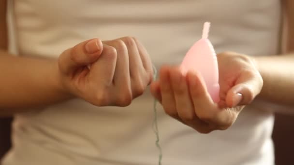 Close Van Een Jonge Vrouw Wit Shirt Kiezen Tussen Tampon — Stockvideo