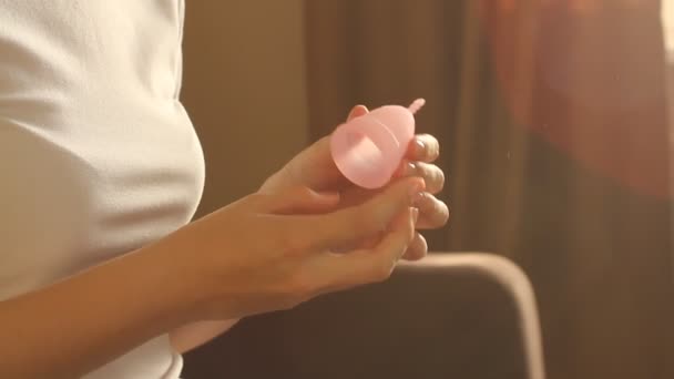 Gros Plan Une Jeune Femme Mains Ouvertes Sac Rose Avec — Video