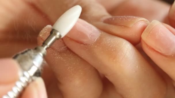 女人用修指甲机去除胶状乳液抛光剂 她自己修指甲 人工修指甲服务 — 图库视频影像
