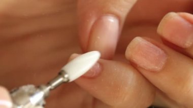 Kadın jöle lekelerini manikür makinesiyle temizliyor. Kendi başına manikür yapıyor. Kendi kendine yapılan manikür hizmeti