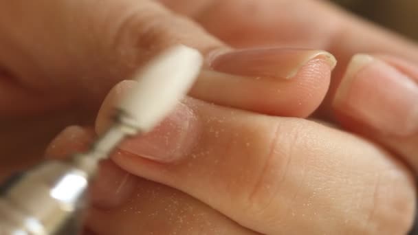 Vrouw Verwijdert Gellak Met Een Manicure Machine Zelf Manicure Maken — Stockvideo