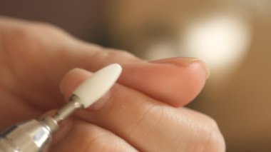 Kadın jöle lekelerini manikür makinesiyle temizliyor. Kendi başına manikür yapıyor. Kendi kendine yapılan manikür hizmeti