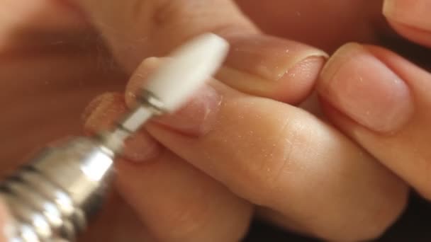 女人用修指甲机去除胶状乳液抛光剂 她自己修指甲 人工修指甲服务 — 图库视频影像