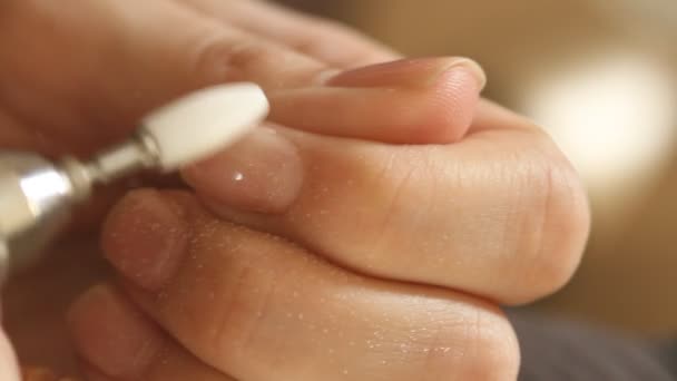 Mulher Remove Gel Polonês Laque Com Uma Máquina Manicure Fazer — Vídeo de Stock