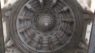  Ranakpur, Hindistan - 15 Ocak 2017: Ranakpur, Rajasthan, Hindistan 'daki Jain Mermer Tapınağı