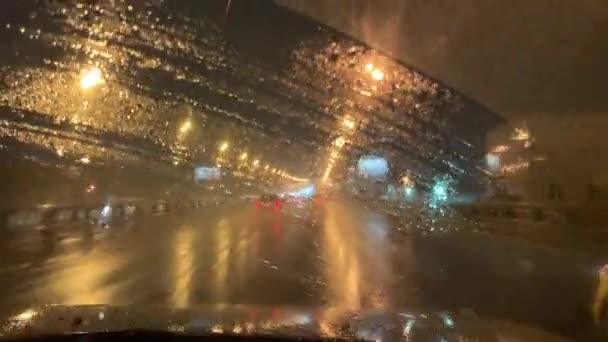 Cidade Noturna Através Janela Molhada Carro Movimento Com Limpador Chuvoso — Vídeo de Stock