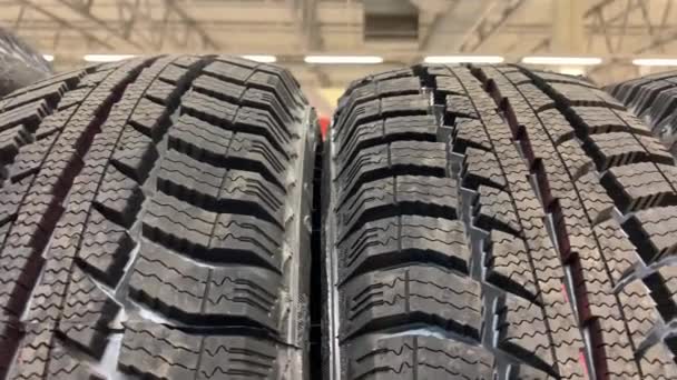 Veel Nieuwe Winterbanden Planken Auto Band Wielen Opslag Supermarkt Winkel — Stockvideo