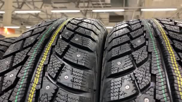 架子上有许多新的冬季轮胎 超级市场商店的车胎储存 — 图库视频影像