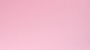 Moskova, Rusya - 5 Aralık 2019: pembe arka planda kırmızı hediye kutusu teslim eden pembe retro oyuncak araba. Yeni yıl, Noel, Sevgililer Günü konsepti