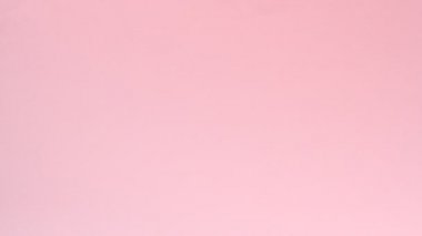 Moskova, Rusya - 5 Aralık 2019: pembe arka planda kırmızı hediye kutusu teslim eden pembe retro oyuncak araba. Yeni yıl, Noel, Sevgililer Günü konsepti