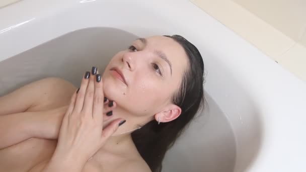 沮丧而寂寞的年轻女子在浴池中潜水 — 图库视频影像
