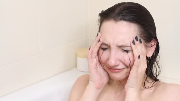 Ung Våt Kvinna Gråter Badrummet Deprimerad Och Lonley Ung Kvinna — Stockvideo