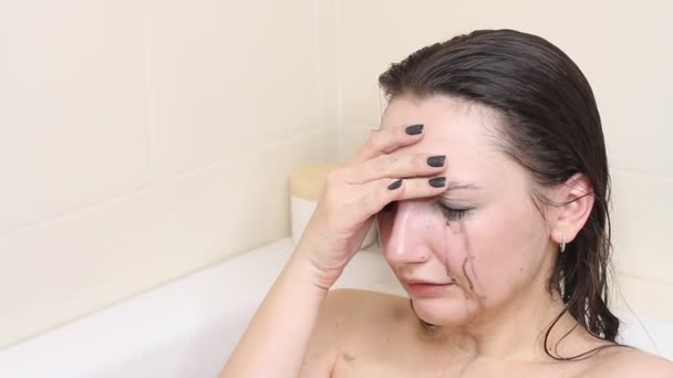 Giovane Donna Bagnata Che Piange Bagno Depresso Lonley Giovane Donna — Video Stock