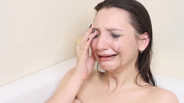 浴室で泣いている若い濡れた女性 落ち込んで孤独な若いです女性でバス — ストック動画
