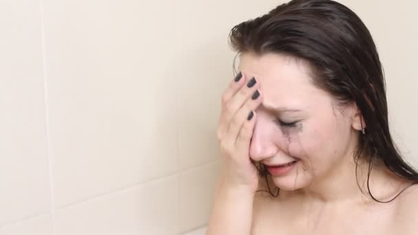 Joven Mujer Mojada Llorando Baño Deprimido Lonley Joven Mujer Baño — Vídeos de Stock