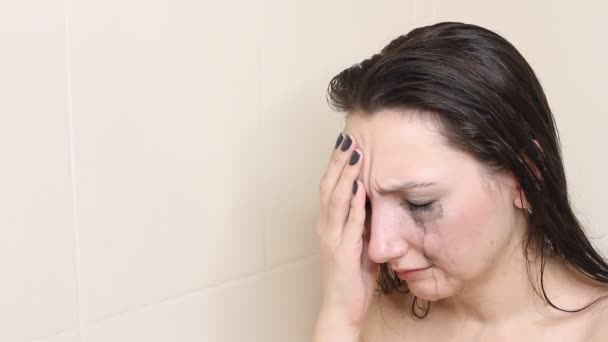 Junge Nasse Frau Weint Badezimmer Depressive Und Einsame Junge Frau — Stockvideo