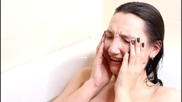 Joven Mujer Mojada Llorando Baño Deprimido Lonley Joven Mujer Baño — Vídeos de Stock