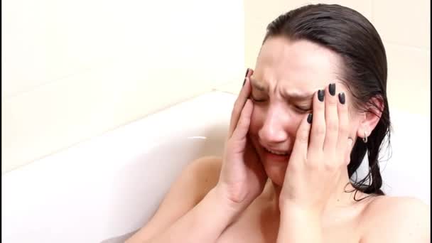 Młoda Mokra Kobieta Płacze Łazience Przygnębiona Samotna Młoda Kobieta Wannie — Wideo stockowe