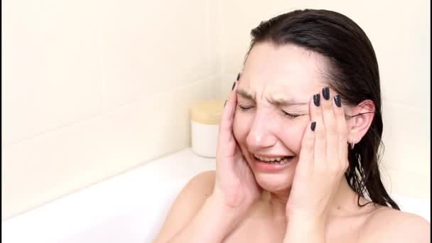 Jovem Mulher Molhada Chorando Banheiro Deprimida Solitária Jovem Mulher Banho — Vídeo de Stock