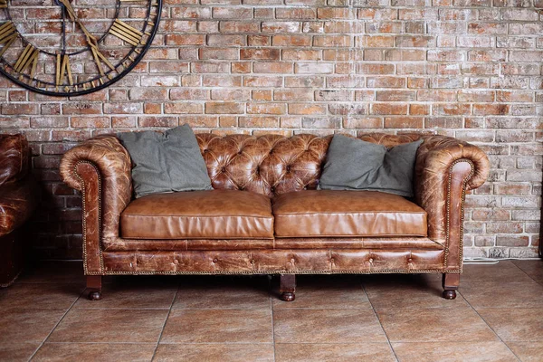 Stile vintage di decorazione d'interni il divano in pelle — Foto Stock