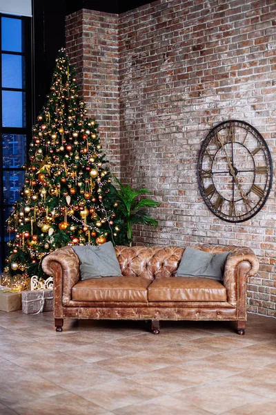Intérieur avec canapé et sapin de Noël décoré en or et jaune — Photo
