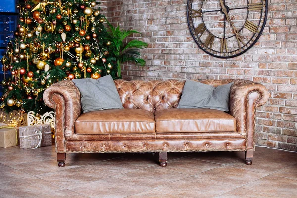 ソファと金とイエルの装飾クリスマスツリーとインテリア — ストック写真