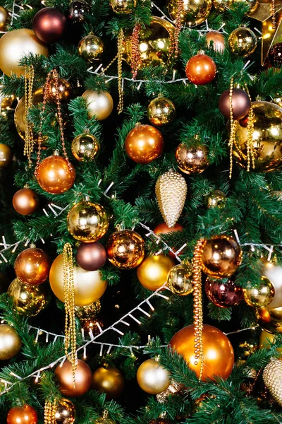 Decorated Christmas tree in gold and yellow colors. Merry Christ — Stock Photo, Image