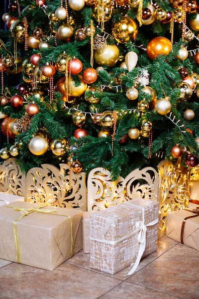 Διακοσμημένο χριστουγεννιάτικο δέντρο σε χρυσό και κίτρινο χρώμα. Καλά Χριστούγεννα. — Φωτογραφία Αρχείου