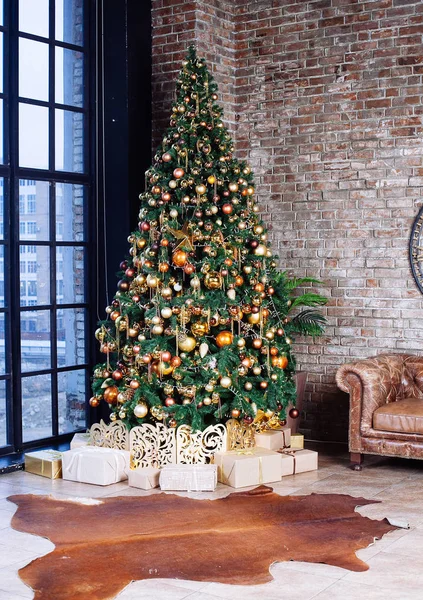 Interior con sofá y árbol de Navidad decorado en oro y amarillo —  Fotos de Stock