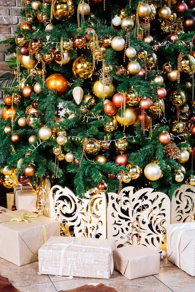 Zdobený vánoční stromek ve zlatých a žlutých barvách. Veselý Kriste — Stock fotografie