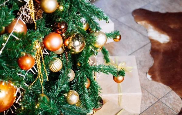 Árbol de Navidad decorado en colores oro y amarillo. Feliz Cristo. —  Fotos de Stock