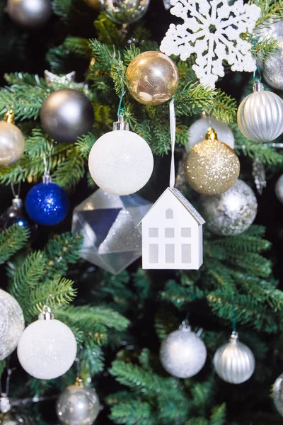 Árbol de Navidad decorado con juguete de casa —  Fotos de Stock