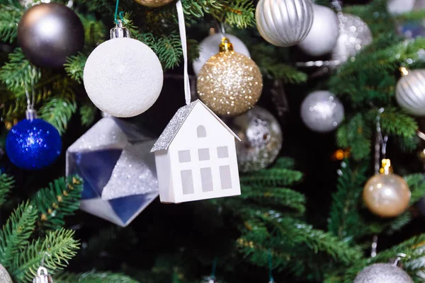 Árbol de Navidad decorado con juguete de casa —  Fotos de Stock
